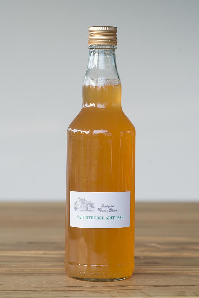 Apfelsaft in Winterkiste @ R. Schönherr Woernitzstuben Winterkiste naturtrueber Apfelsaft